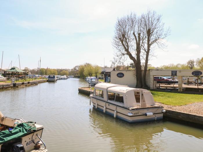 Ardea, Stalham Norfolk. Boathouse on river. Shared garden and private veranda. Off-road parking. TV.