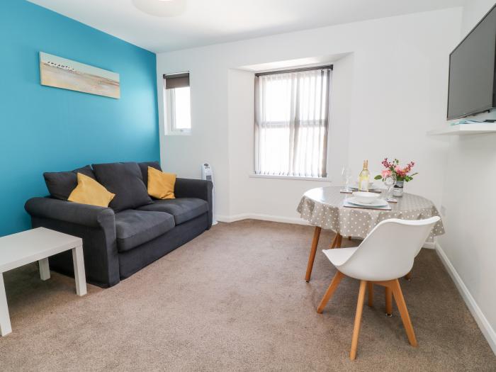 Shoalstone in Paignton, Devon. Open-plan living. Perfect for couples. Beach nearby. Smart TV. 1-bed.