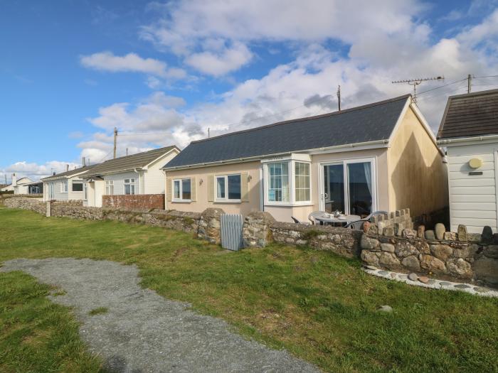 Niwl-y-Mynydd near Clynnog Fawr, Gwynedd. Three-bedroom bungalow with sea views. Near a beach. Pets.