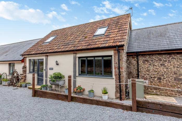 The Hayloft in Bampton, Devon. 17th century. Hay Barn. Three bedrooms. Private valley. Pet-friendly.