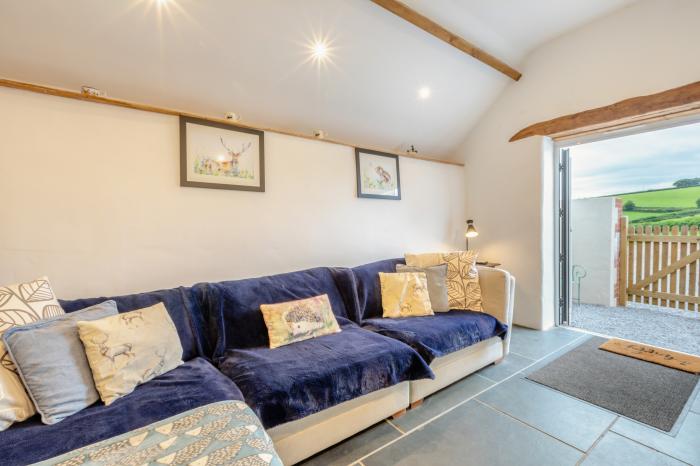 The Hayloft in Bampton, Devon. 17th century. Hay Barn. Three bedrooms. Private valley. Pet-friendly.