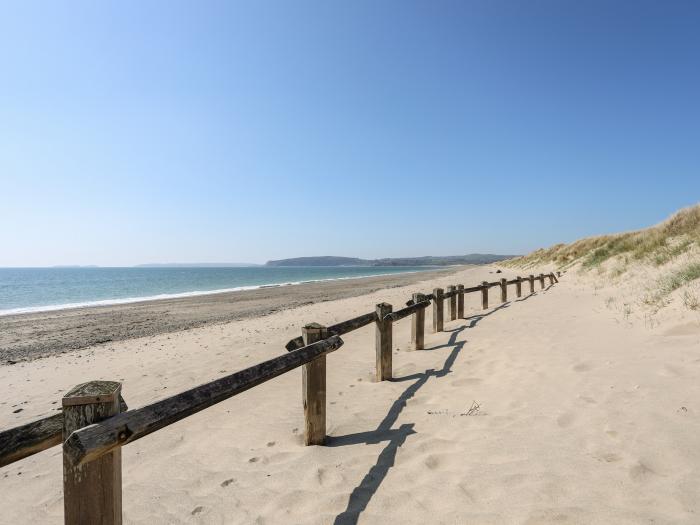 7 Min Y Traeth, Pwllheli, Gwynedd, Wales. Off-road parking. Close to a shop, a pub and a beach. WiFi