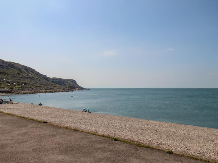 Bayview Villa in Fortuneswell, Devon. Situated near shops, pubs and Chesil Beach. Woodburning stoves