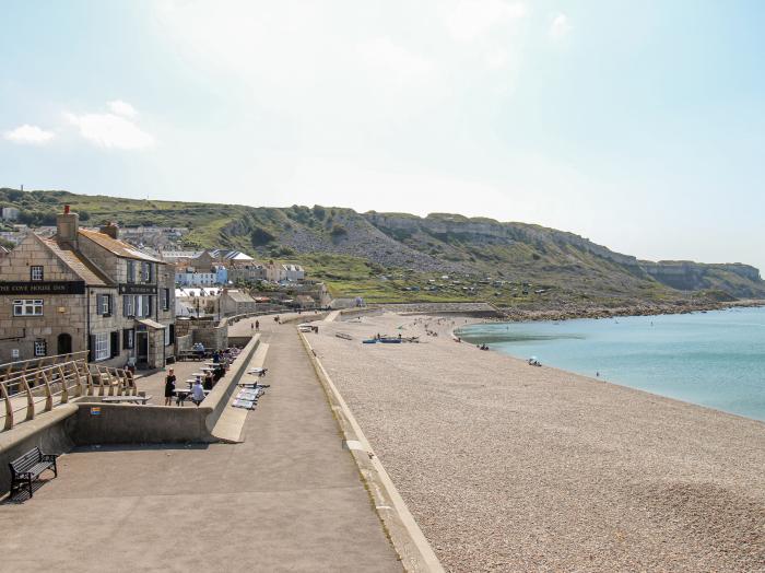 Bayview Villa in Fortuneswell, Devon. Situated near shops, pubs and Chesil Beach. Woodburning stoves