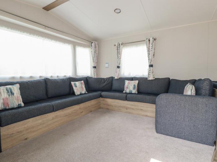 Chez Nous, Crantock, Cornwall. Private decking. Off-road parking. Close to amenities and beach. 2bed