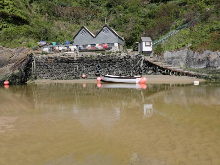 Chez Nous, Crantock, Cornwall. Private decking. Off-road parking. Close to amenities and beach. 2bed