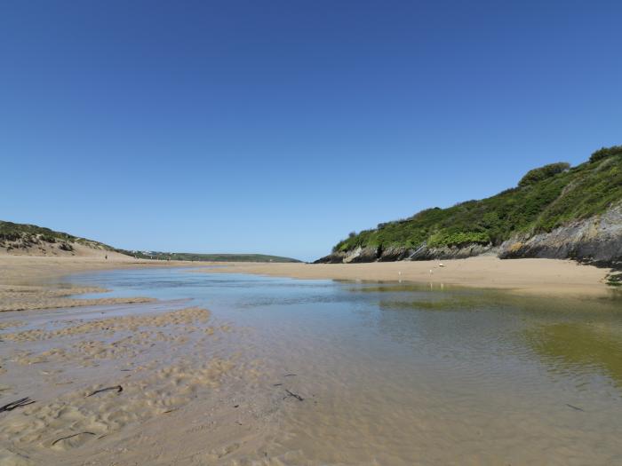 Chez Nous, Crantock, Cornwall. Private decking. Off-road parking. Close to amenities and beach. 2bed