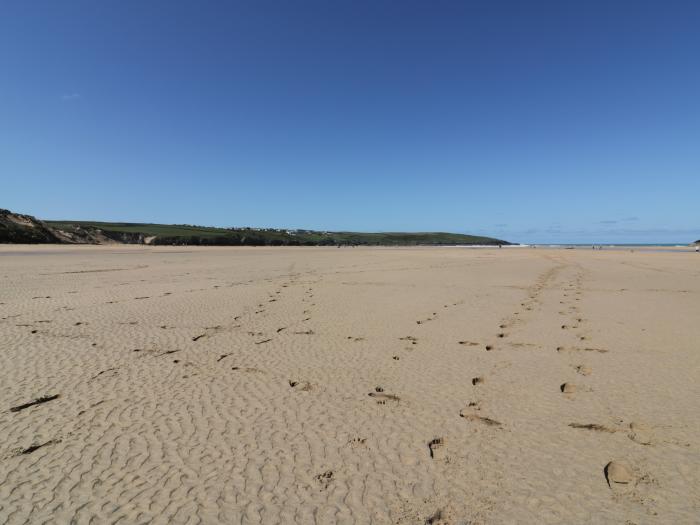 Chez Nous, Crantock, Cornwall. Private decking. Off-road parking. Close to amenities and beach. 2bed