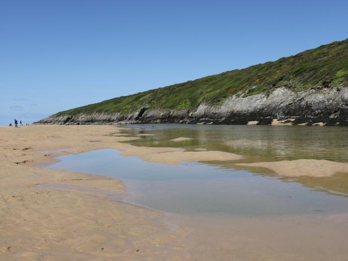 Chez Nous, Crantock, Cornwall. Private decking. Off-road parking. Close to amenities and beach. 2bed