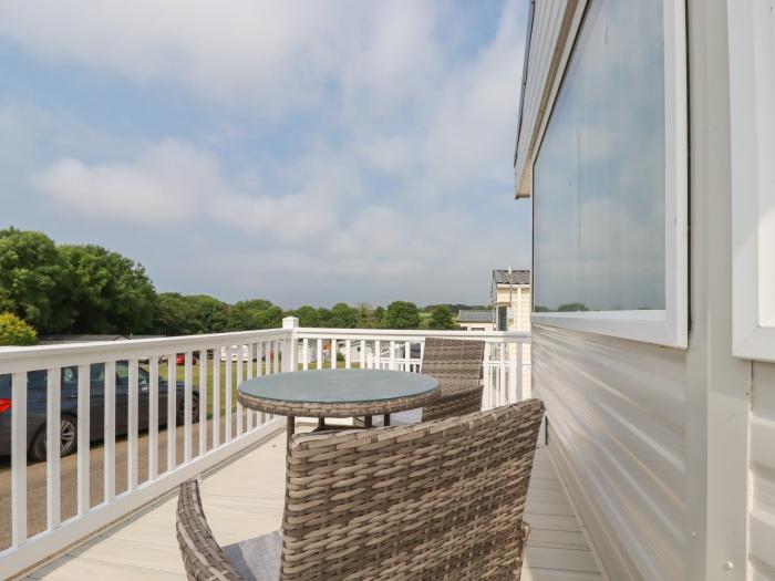 Chez Nous, Crantock, Cornwall. Private decking. Off-road parking. Close to amenities and beach. 2bed