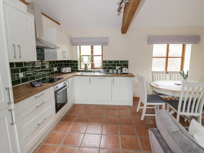 Ragleth, Church Stretton, Shropshire. Pet-friendly. WiFi. Garden patio. Washing machine. Character.