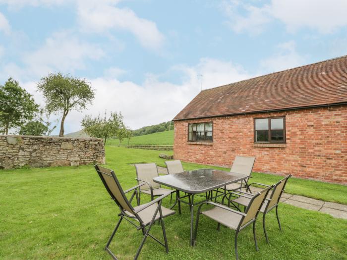 Ragleth, Church Stretton, Shropshire. Pet-friendly. WiFi. Garden patio. Washing machine. Character.