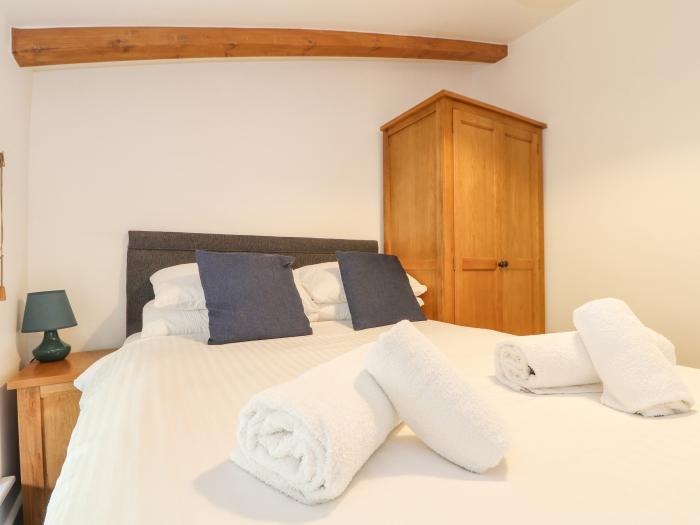 Tehidy in Porthtowan, Cornwall. Three bedrooms. Pet-friendly. Beach close. Hot tub. Off-road parking