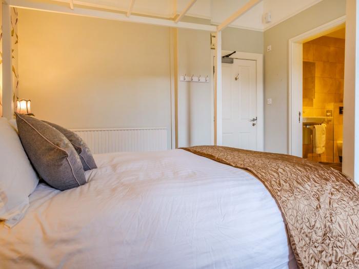 Rosemount Boutique, Windermere, Cumbria. Grand townhouse. En-suite bedrooms. Woodburning stove. WiFi