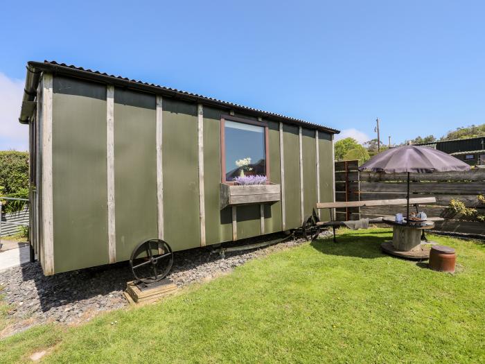 Shepherd's Hut, Llithfaen, Gwynedd. Rural. Off-road parking. Underfloor heating. Pet-friendly. 2beds