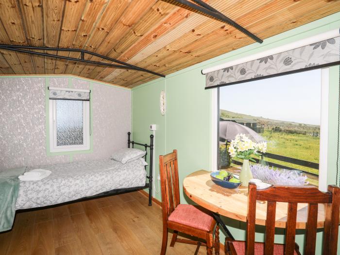 Shepherd's Hut, Llithfaen, Gwynedd. Rural. Off-road parking. Underfloor heating. Pet-friendly. 2beds