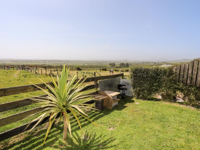 Shepherd's Hut, Llithfaen, Gwynedd. Rural. Off-road parking. Underfloor heating. Pet-friendly. 2beds