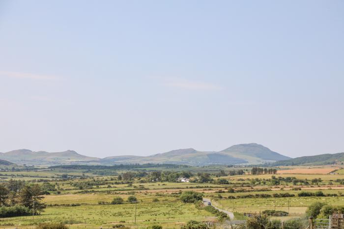 Glamping Pod, Llithfaen, Gwynedd. Ideal for couples. Rural and secluded setting. Decking with seats.