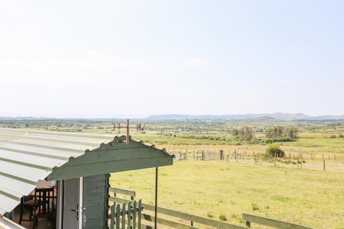 Glamping Pod, Llithfaen, Gwynedd. Ideal for couples. Rural and secluded setting. Decking with seats.