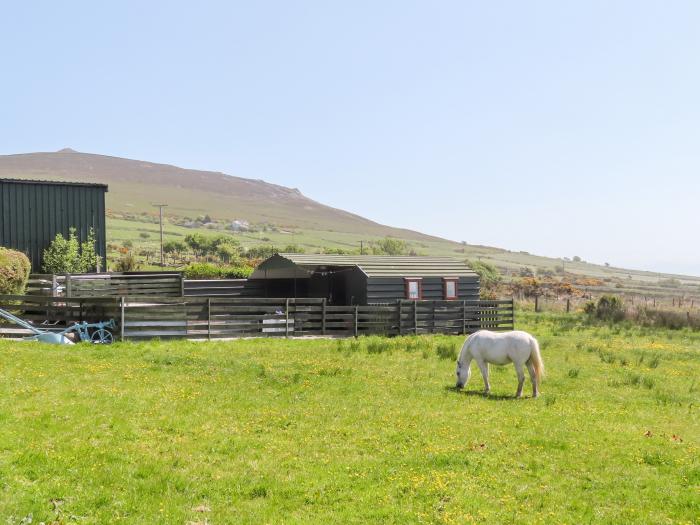 Glamping Pod, Llithfaen, Gwynedd. Ideal for couples. Rural and secluded setting. Decking with seats.