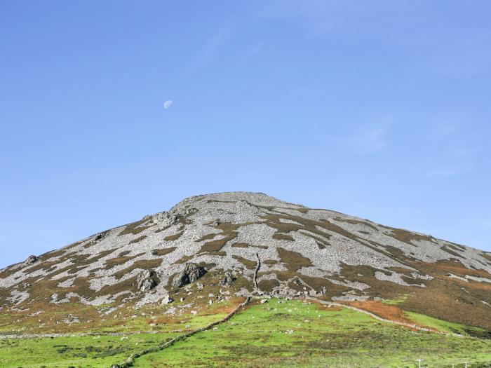 Glamping Pod, Llithfaen, Gwynedd. Ideal for couples. Rural and secluded setting. Decking with seats.