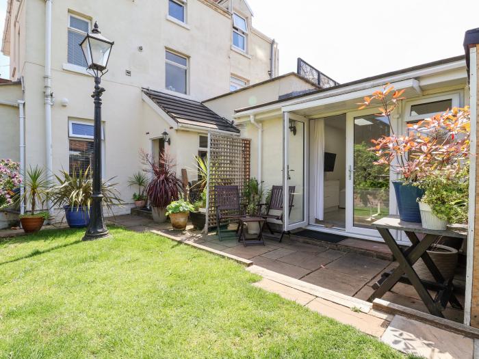 Garden Studio in New Brighton, Merseyside. Pet-friendly. Family-friendly. Smart TV. Enclosed garden.