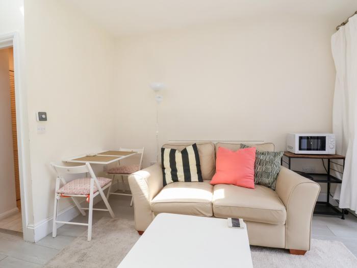 Garden Studio in New Brighton, Merseyside. Pet-friendly. Family-friendly. Smart TV. Enclosed garden.