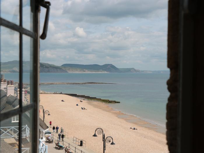 Sundial House, Lyme Regis, Dorset. Close to a beach, a shop, a pub and a river. Sea views. TV. WiFi.