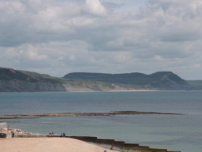 Sundial House, Lyme Regis, Dorset. Close to a beach, a shop, a pub and a river. Sea views. TV. WiFi.