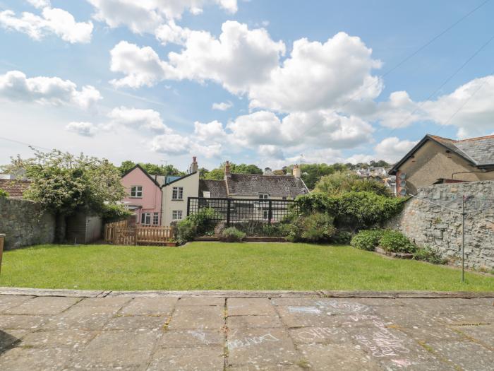 Teal House, Lyme Regis, Dorset. Over 3 floors. Four bedrooms. Rear garden. Pet-friendly. Beach close