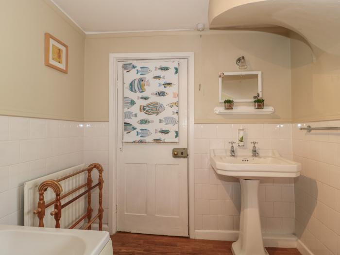 Lavendar Cottage, Lyme Regis, Dorset. Character cottage. Over three floors. Pet-friendly. Beach near