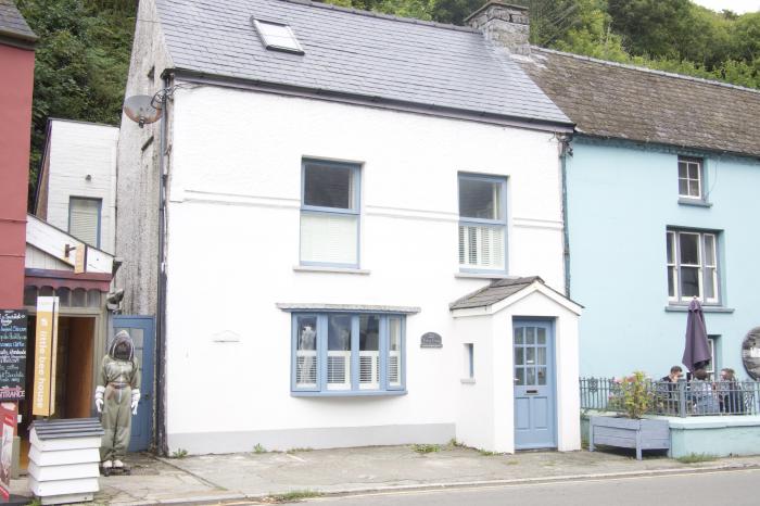 Tan Y Craig, is in Solva, Pembrokeshire. In the Pembrokeshire Coast National Park. Off-road parking.