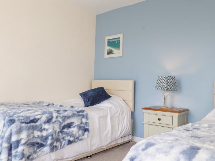 Tan Parc, Morfa Nefyn. Beach nearby. 4-bedrooms. Off-road parking. Pet-friendly. Open fire. Hot tub.