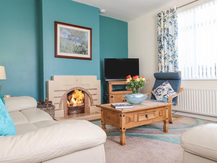 Tan Parc, Morfa Nefyn. Beach nearby. 4-bedrooms. Off-road parking. Pet-friendly. Open fire. Hot tub.