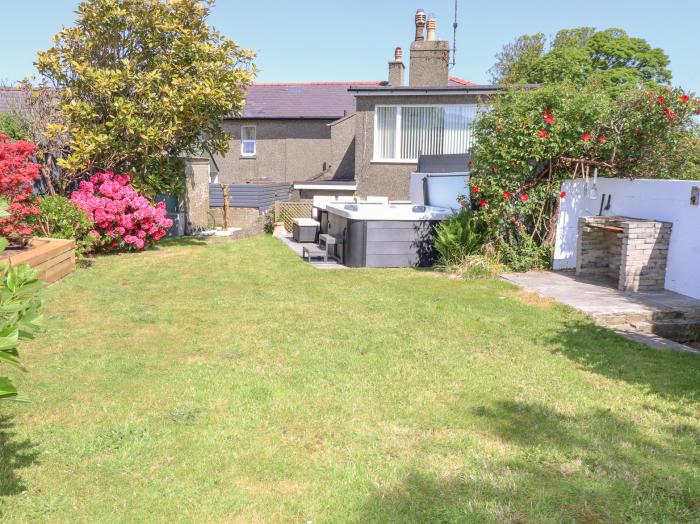 Tan Parc, Morfa Nefyn. Beach nearby. 4-bedrooms. Off-road parking. Pet-friendly. Open fire. Hot tub.