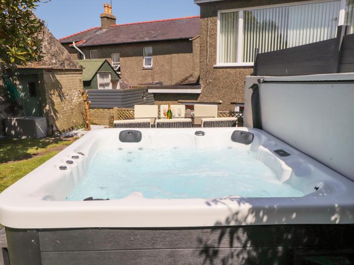 Tan Parc, Morfa Nefyn. Beach nearby. 4-bedrooms. Off-road parking. Pet-friendly. Open fire. Hot tub.