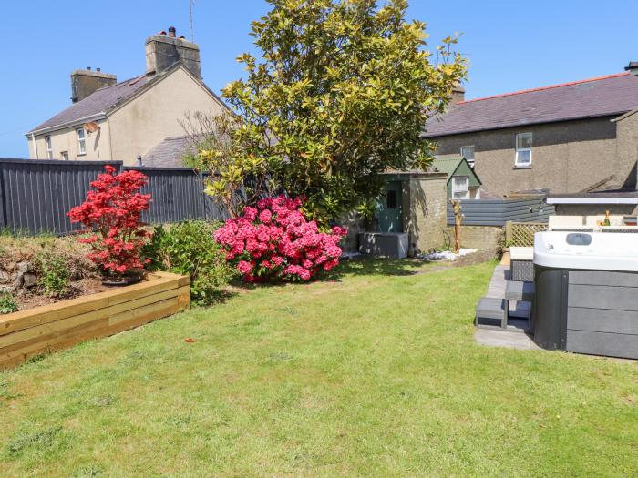 Tan Parc, Morfa Nefyn. Beach nearby. 4-bedrooms. Off-road parking. Pet-friendly. Open fire. Hot tub.