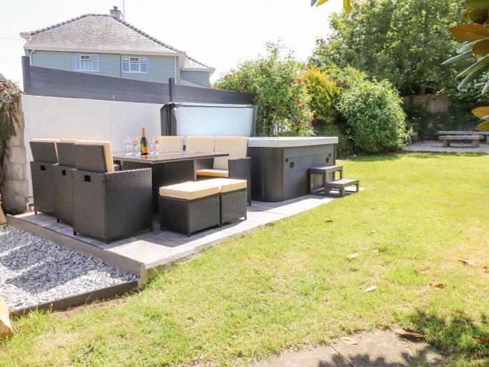 Tan Parc, Morfa Nefyn. Beach nearby. 4-bedrooms. Off-road parking. Pet-friendly. Open fire. Hot tub.