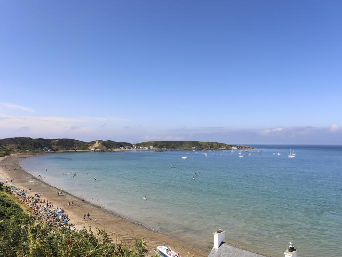 Tan Parc, Morfa Nefyn. Beach nearby. 4-bedrooms. Off-road parking. Pet-friendly. Open fire. Hot tub.