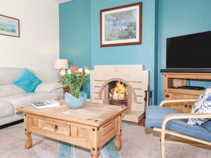 Tan Parc, Morfa Nefyn. Beach nearby. 4-bedrooms. Off-road parking. Pet-friendly. Open fire. Hot tub.