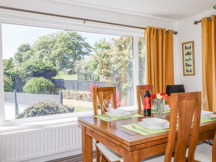 Tan Parc, Morfa Nefyn. Beach nearby. 4-bedrooms. Off-road parking. Pet-friendly. Open fire. Hot tub.