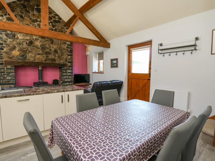 Swn y Nant, Tywyn, Gwynedd, North Wales. Smart TV. Open-plan. In Snowdonia National Park. Sleeps six