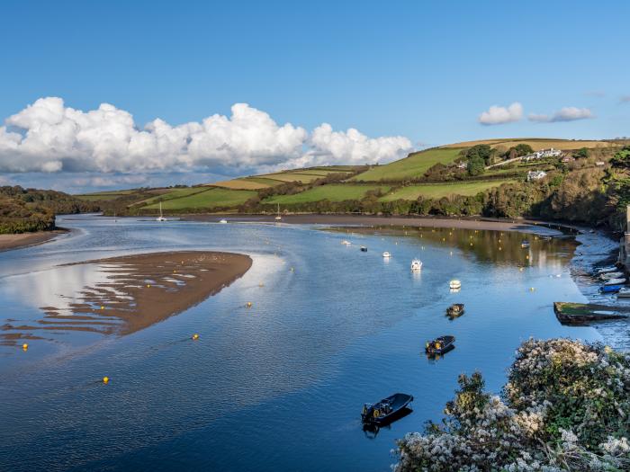 1 Camperdown Lodge, Salcombe, Devon. Close to AONB. Pet-friendly. Single-storey. Close to beach. TV.