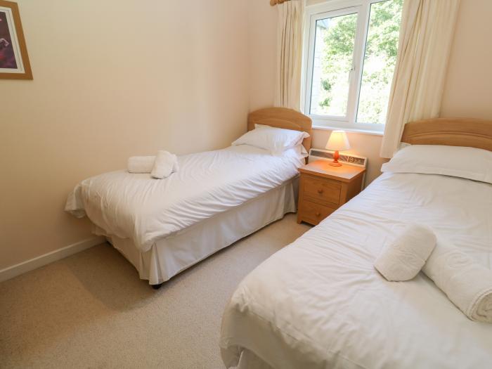 Primrose Cottage, is in Goldenbank near Falmouth, Cornwall. Close to the Lizard Heritage Coast. 3bed