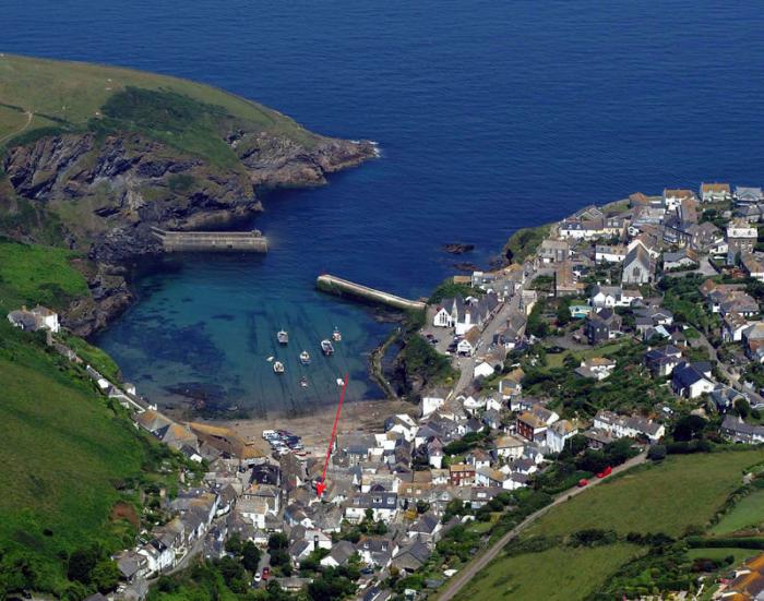 St Samson, Port Isaac, Cornwall. Pet-friendly. Near the harbour. Allocated parking nearby. Smart TV.