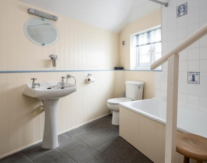 St Samson, Port Isaac, Cornwall. Pet-friendly. Near the harbour. Allocated parking nearby. Smart TV.