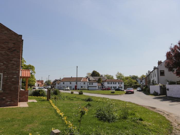 Cherry Tree Cottage, Atwick near Hornsea, East Riding of Yorkshire. Near a National Park. WiFi. Dogs