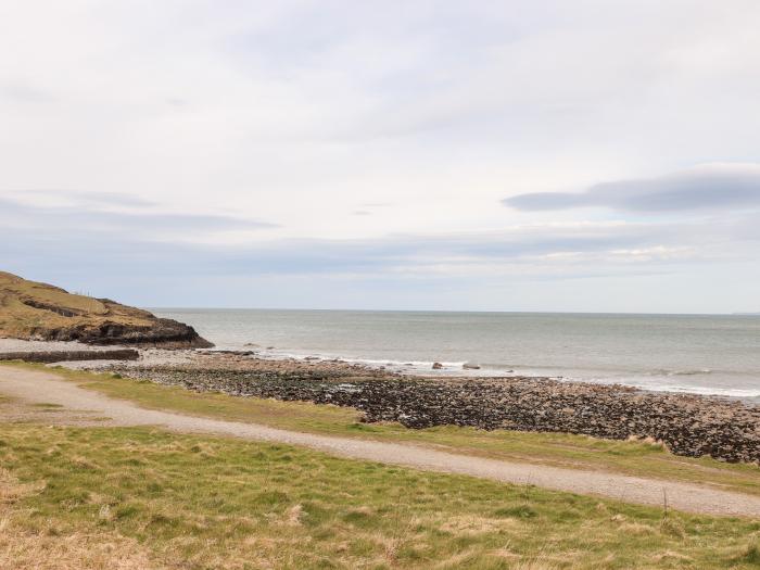 Penlon Cottage in Trefor, Gwynedd. Three-bedroom bungalow near the beach and amenities. Pet-friendly