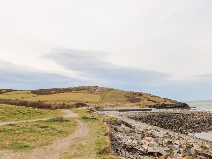 Penlon Cottage in Trefor, Gwynedd. Three-bedroom bungalow near the beach and amenities. Pet-friendly