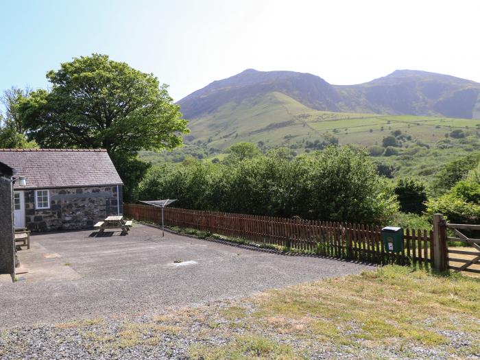 Penlon Cottage in Trefor, Gwynedd. Three-bedroom bungalow near the beach and amenities. Pet-friendly